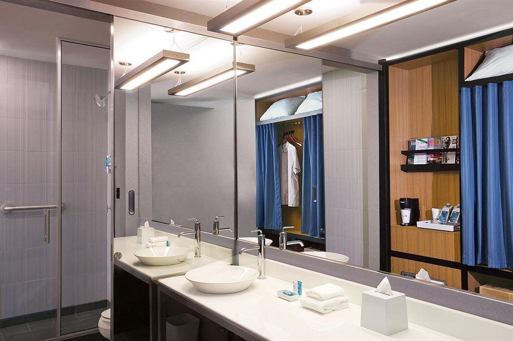 Отель Aloft Cleveland Downtown Экстерьер фото
