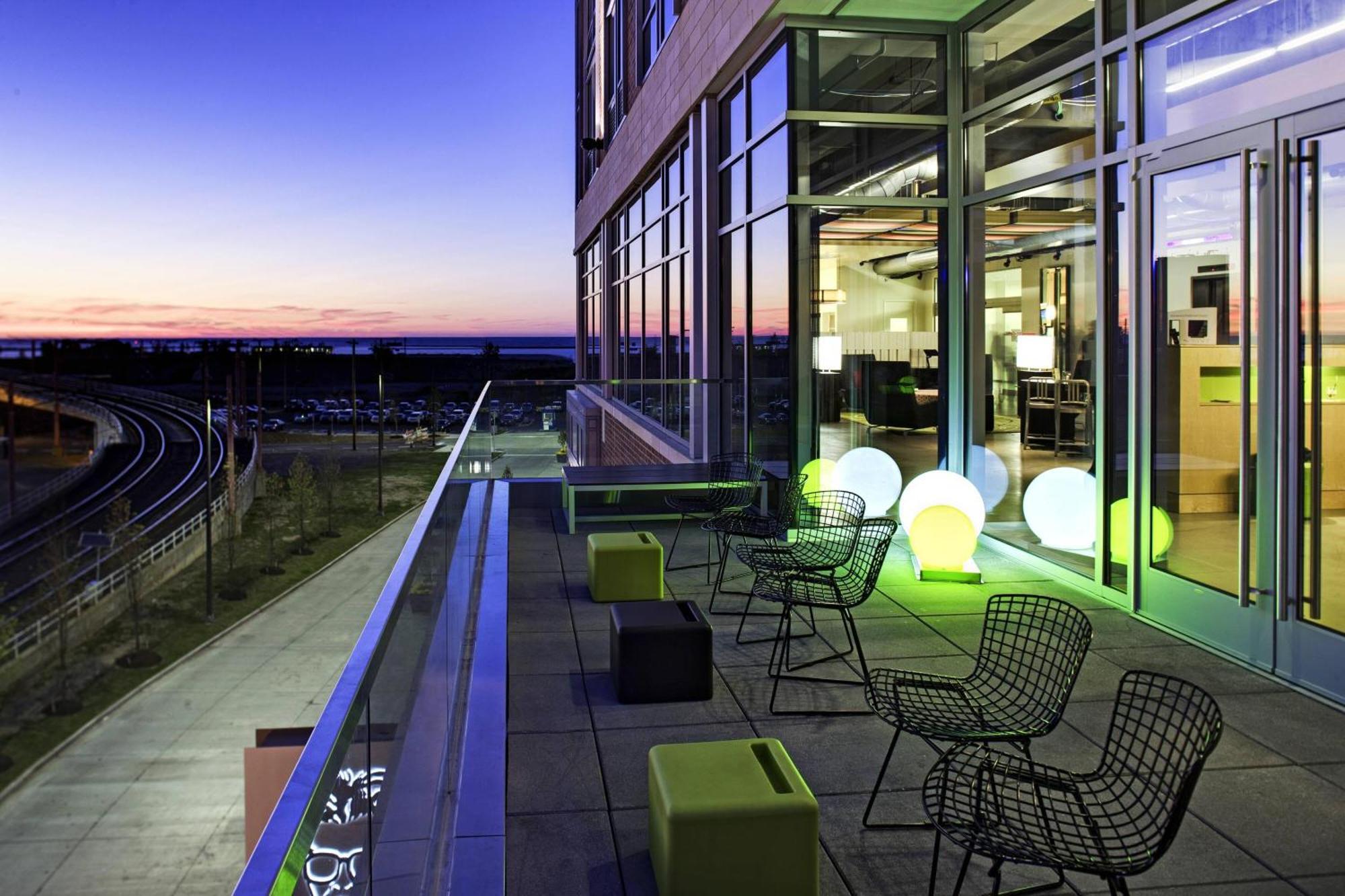 Отель Aloft Cleveland Downtown Экстерьер фото