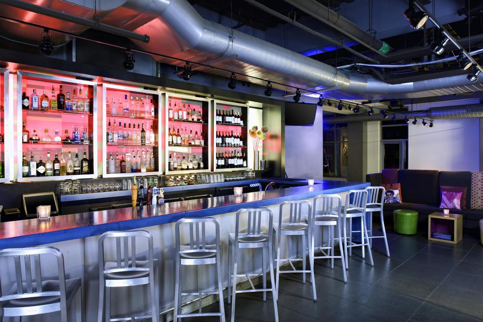 Отель Aloft Cleveland Downtown Экстерьер фото