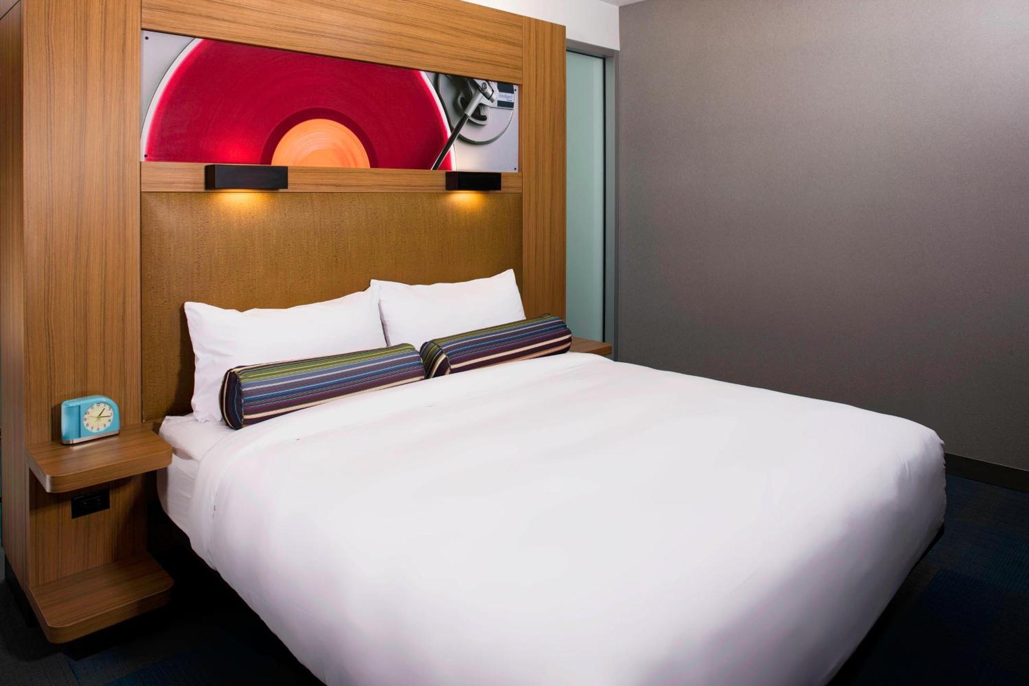 Отель Aloft Cleveland Downtown Экстерьер фото